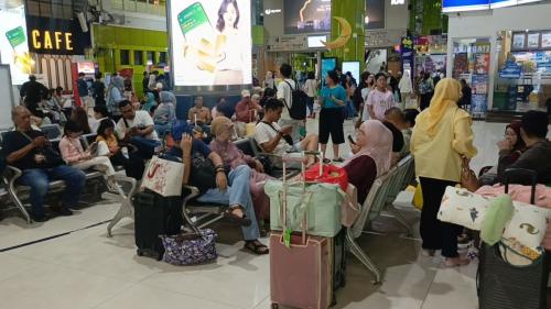 Puncak Arus Balik, Penumpang Masih Padati Stasiun Gambir di Malam Hari