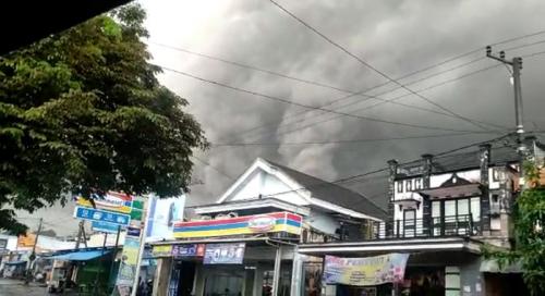 Gunung Semeru Meletus, Warga Sekitar Panik Menyelamatkan Diri