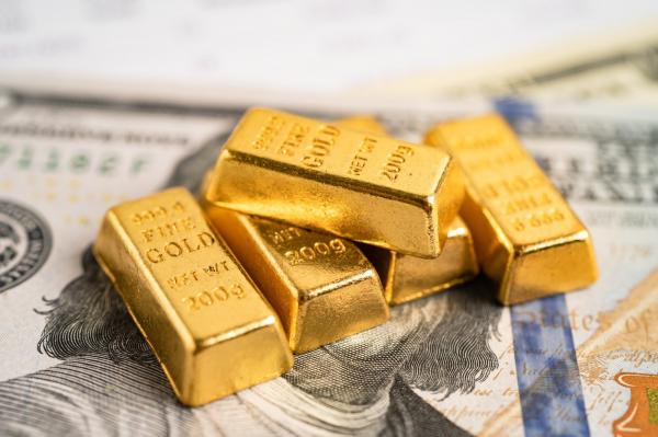 Harga Emas Melemah, Pasar Cerna Prospek Kenaikan Suku Bunga The Fed