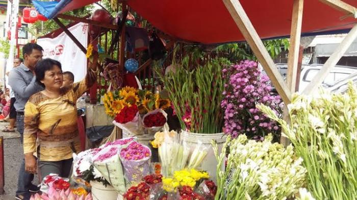 Imbas Pandemi, Omset Pedagang Bunga di Vihara Anjlok 60% (FOTO: MNC Media)