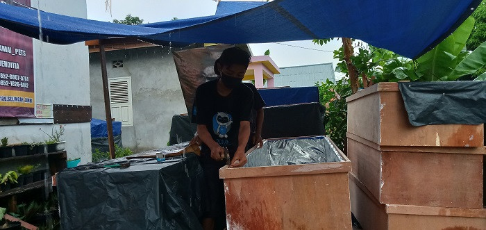 Jadi Korban PHK Imbas Pandemi, Tiyo Banting Setir Buat Peti Mati Khusus Jenazah Covid-19. (Foto: MNC Media/Azhari Sultan)
