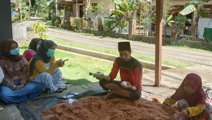 Modal Rp25 Ribu, Cuan Rp12 Juta, Ini Kisah Sukses Pembudidaya Jamur Tiram di Pangandaran (Dok.MNC Media)