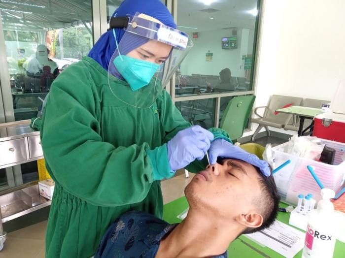 Bagi sebagian orang, tes PCR memberi pengalaman kurang enak akibat rasa sakit saat alat tes dimasukkan ke hidung. (Foto: MNc Media)