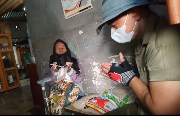 Kota Jambi Terapkan PPKM Level 4, YouTuber Ini Bagi-bagi Sembako Door to Door. (Foto: MNC Media)