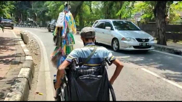 Cari Rezeki Pakai Kursi Roda, Abit Raup Rp150 Ribu per Hari dari Jualan Tisu dan Masker (Dok.MNC Media)