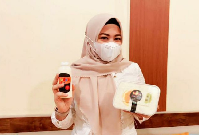 Perempuan bernama Alvi Yunita ini menjual salad buah yang begitu laris di tengah Covid-19. (Foto: Avirisda)