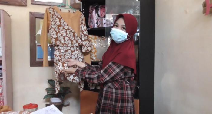 Mariani montu membuat baju dan tas berbahan batik khas Manado dengan kain motif cengkih, pelepah pisang dan anyaman pandan. (Foto: MNC Media)