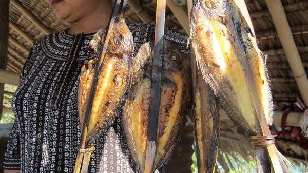 Sempat Terpuruk Imbas Pandemi, Kini Ibu-ibu Tukang Asap Ikan Beromzet Rp30 Juta per Bulan (FOTO:MNC Media)