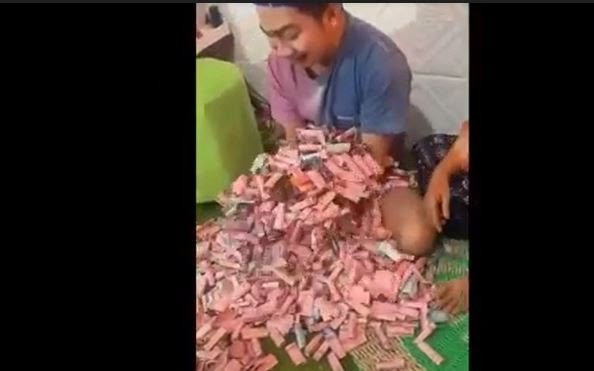 Cerita Penjual Gorengan, Nabung di Ember Terkumpul Uang hingga Rp167 Juta (FOTO:MNC Media)