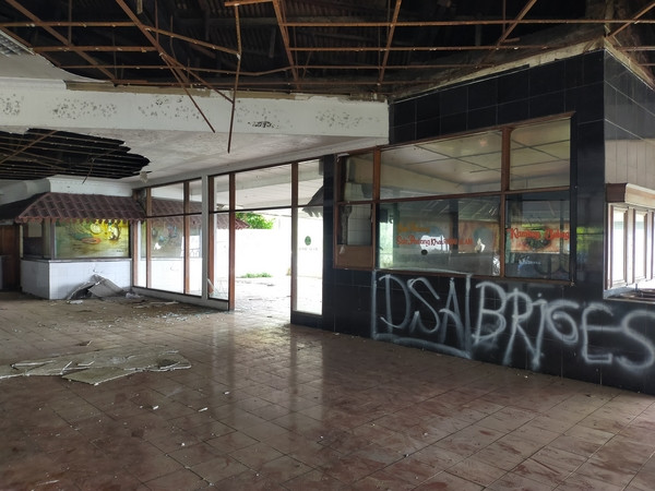 Bangunan restoran Rindu Alam itu kini nampak kumuh dengan banyak coretan tangan-tangan jahil hampir di setiap sudut. (Foto: MNC Media)