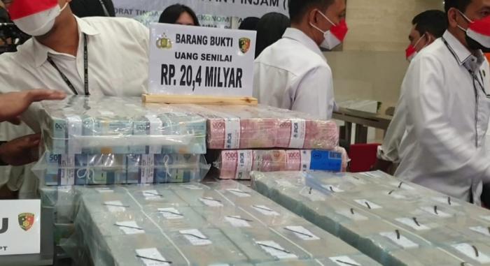 Ini Tumpukan Uang Rp20,4 Miliar Hasil Sitaan dari Pinjol Ilegal Berkedok Koperasi (FOTO:MNC Media)