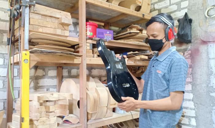 Dulu Hampir Bangkrut, Kini Pemuda Bojonegoro Sukses Bisnis Gitar Custom (FOTO:MNC Media)
