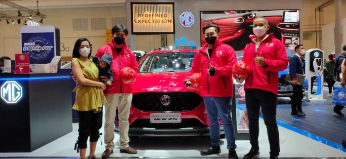 Pengunjung GIIAS bernama Diantrinari menjadi orang pertama di Asia yang memiliki mobil MG Liverpool FC Limited Edition. (Foto: MNC Media)