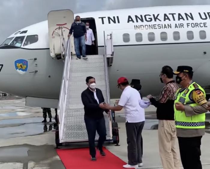Menteri Koordinator Bidang Kemaritiman dan Investasi Luhut Binsar Pandjaitan bersama Aburizal Bakri menyaksikan WSBK di Mandalika. (Foto: Dok Menko Maritim)