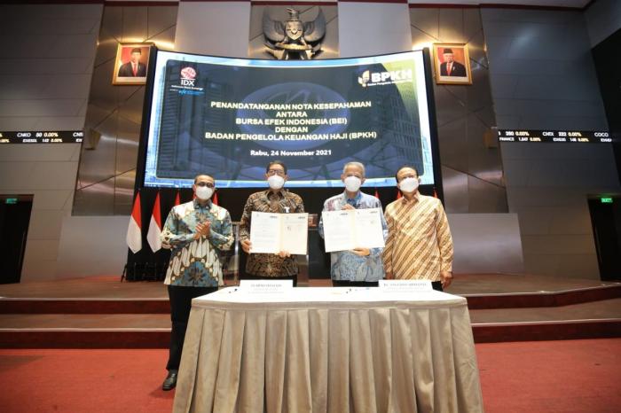 PT Bursa Efek Indonesia dan Badan Pengelola Keuangan Haji melakukan penandatanganan Nota Kesepahaman dalam rangka Pengembangan Pasar Modal Syariah. (Foto: