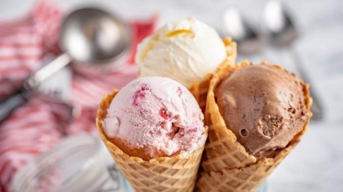 Cone Es Krim Renyah: Cone es krim yang renyah dipadukan dengan es krim lembut