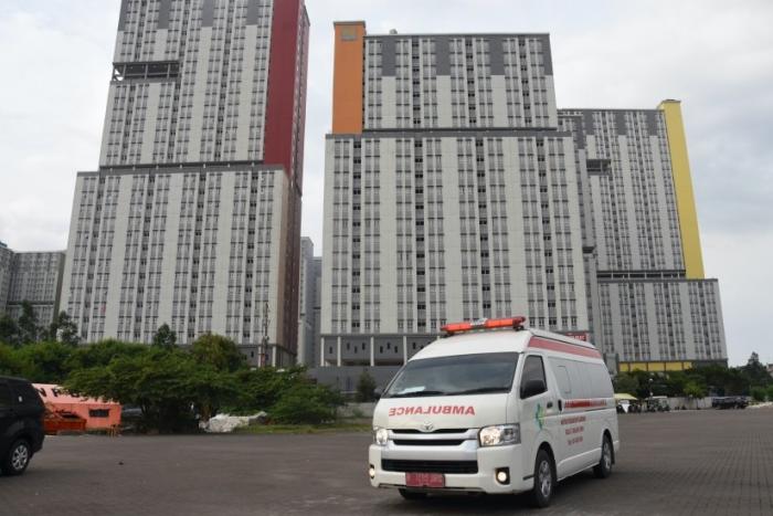 Sebuah ambulans melintas di kawasan Wisma Atlet Kemayoran, Jakarta Pusat, di tengah pandemi Covid-19 beberapa tahun silam. (Foto: Arsip)