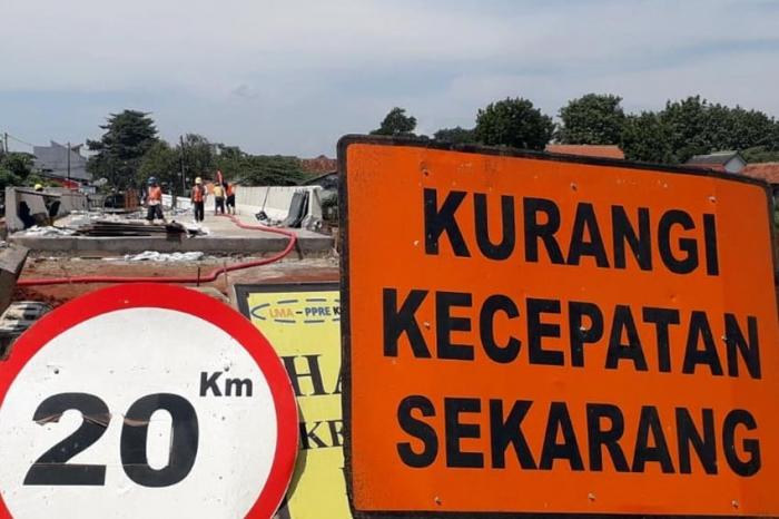 Pekerja beraktivitas di area proyek jalan tol Cinere-Jagorawi (Cijago) Seksi 3 Kukusan-Cinere di kawasan Depok, Jawa Barat, Jumat (15/4/2022).