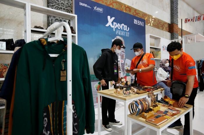 Pengunjung BNI Loud Fest tengah memperhatikan produk-produk ekspor di BNI Xpora Fest 2022 di Jakarta Convention Center, Minggu (17/7/2022).