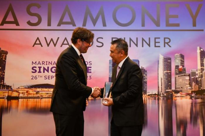 Wakil Direktur Utama PT Bank Tabungan Negara (Persero) Tbk Oni Febriarto Rahardjo menerima penghargaan Best Bank for CSR in Indonesia dari Asia Money, di Marina