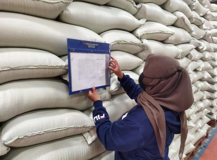 Bansos Beras 10 Kg akan Diberikan Sekaligus untuk Dua Bulan. Foto: iNews Media Group.