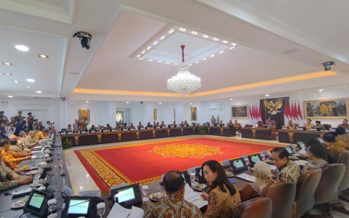 Presiden Prabowo Subianto memimpin sidang paripurna Kabinet Merah Putih perdana di Istana Negara. (Binti Mufarida/MPI)