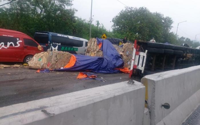 Kecelakaan beruntun yang melibatkan sejumlah kendaraan itu diduga akibat truk bermuatan mengalami rem blong. (Istimewa)