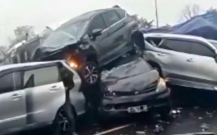 Kecelakaan beruntun di ruas Km 92 Tol Purbaleunyi arah Jakarta menyebabkan belasan mobil hancur dan 23 orang jadi korban, Senin (11/11/2024). (Foto: Ist.)