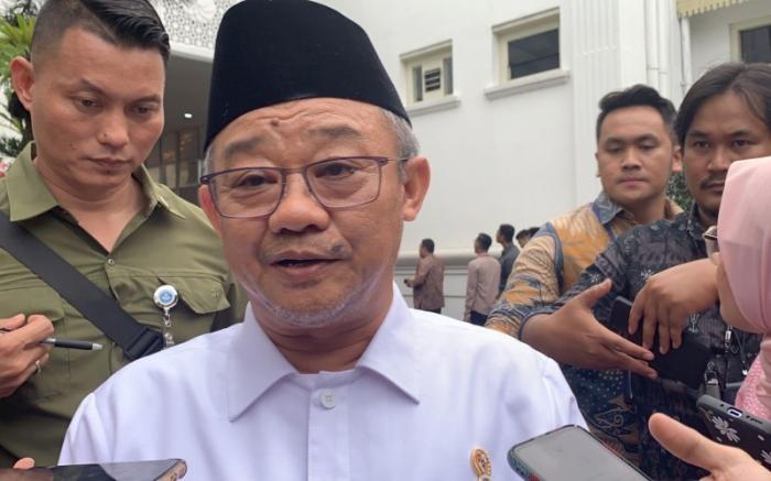 Mendikdasmen Bagikan Voucher Rp25 Juta untuk Sekolah yang Rusak Akibat Banjir di Bekasi. (Foto: MNC Media)