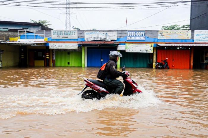 Apakah Air Banjir Dapat Menghantarkan Arus Listrik? Cek Faktanya. (Foto: MNC Media)