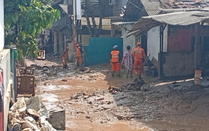 Banjir di wilayah DKI Jakarta sudah mulai surut. Saat ini, personel gabungan diterjunkan untuk membantu warga membersihkan lumpur.