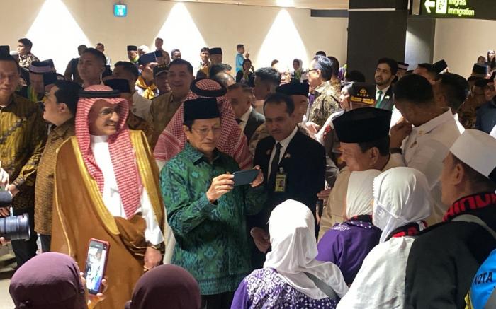 Ketika Menag Nasaruddin Jadi Tukang Foto Presiden Prabowo dan Jamaah Haji (Riyan Rizki Roshali/iNews Media Group)