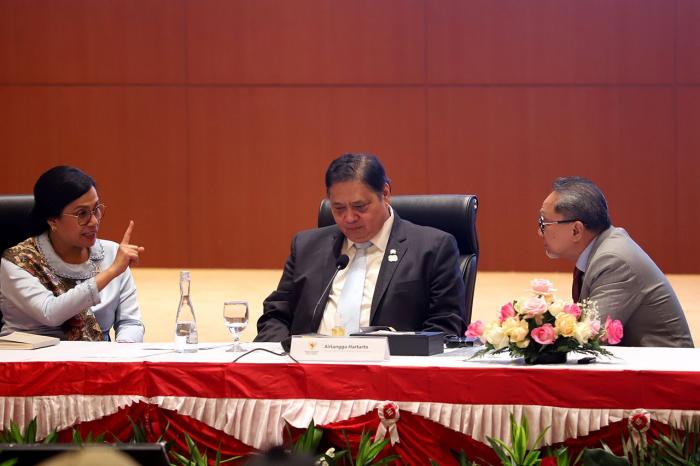 Menteri Koordinator Bidang Perekonomian Airlangga Hartarto (tengah) bersama Menteri Keuangan Sri Mulyani (kiri) dan Menteri Koordinator Bidang Pangan Zulkifli H