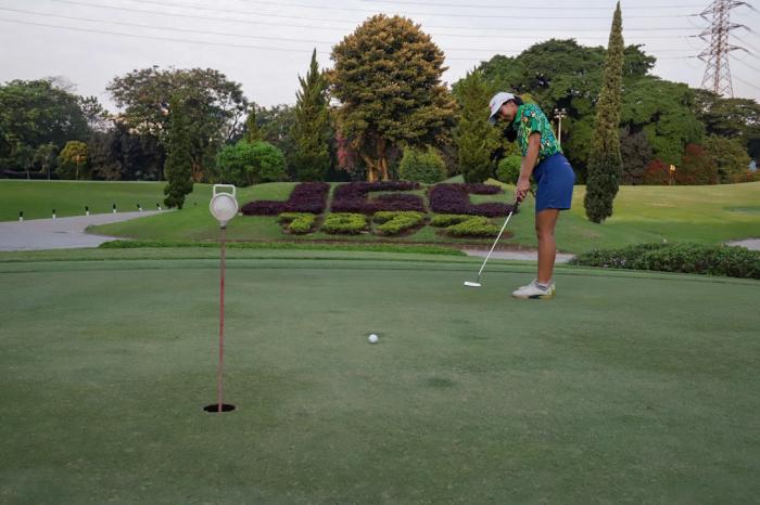 Pegolf nasional Sania Talita Wahyudi berlatih sebelum turnamen