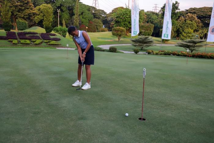 Peserta turnamen golf Amira Permadi melakukan persiapan pertandingan