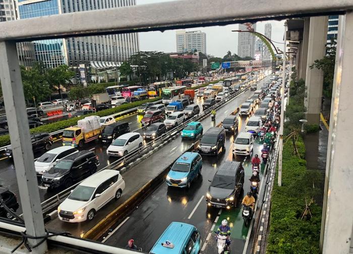 Hujan deras yang mengguyur Jakarta dan sekitarnya membuat kemacetan parah pada sore hingga malam hari.