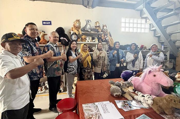 Agenda ini merupakan bagian dari kunjungan kerja strategis dilakukan oleh Dirjen IKMA ke fasilitas produksi Boneka Trilili
