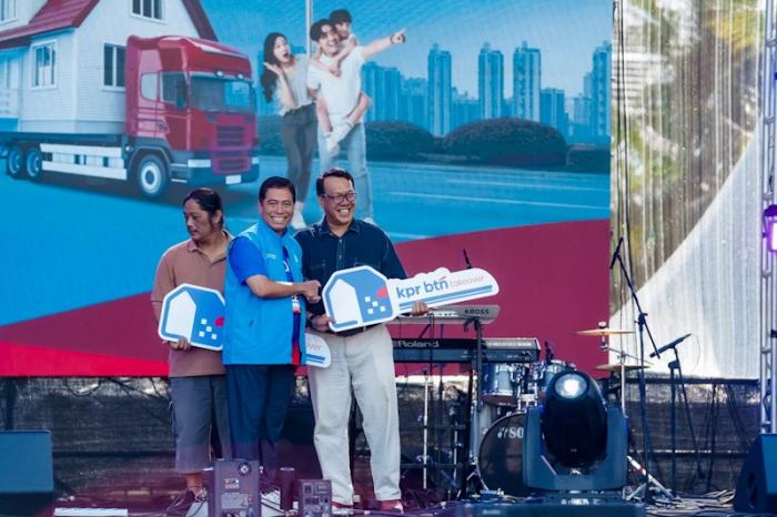 Melalui skema KPR BTN Take Over, debitur dapat memindahkan kredit perumahannya dari bank lain ke BTN