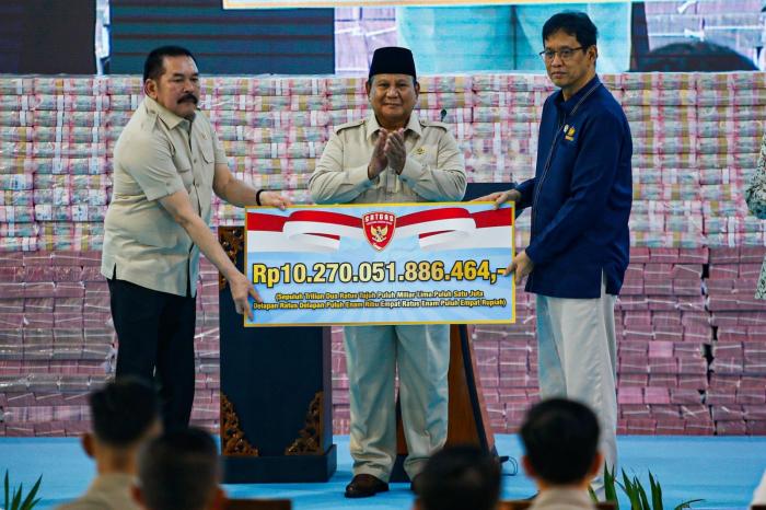 Presiden Republik Indonesia Prabowo Subianto (tengah) menyaksikan penyerahan tumpukan uang rampasan hasil kerja Satuan Tugas (Satgas) Penertiban Kawasan Hutan (