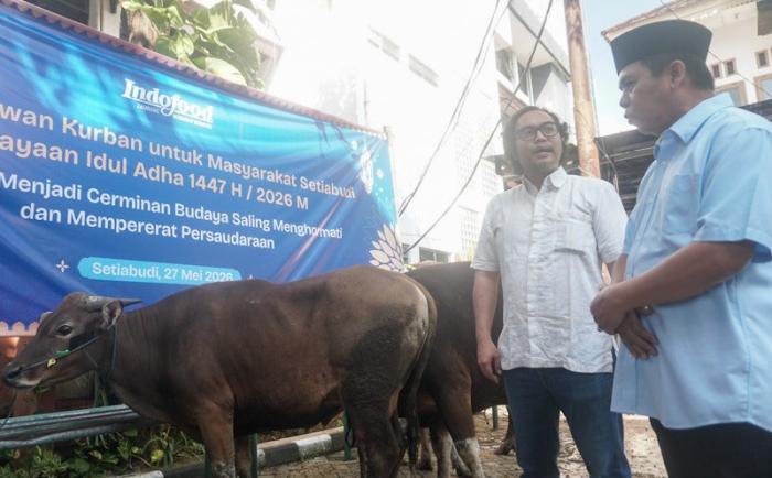 Pemberian bantuan hewan kurban Grup Indofood ditandai dengan penyerahan secara simbolis yang di Kantor Kelurahan Setia Budi