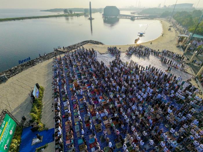 Ratusan jemaah melaksanakan salat Iduladha 1447 Hijriah di Pantai Lagoon, Ancol