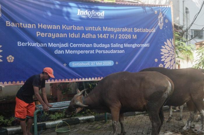 Pemberian bantuan hewan kurban Grup Indofood ditandai dengan penyerahan secara simbolis yang di Kantor Kelurahan Setia Budi
