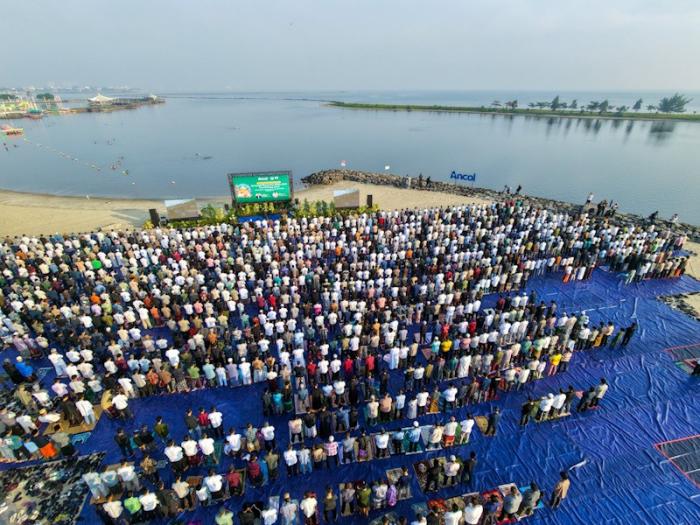 Ratusan jemaah melaksanakan salat Iduladha 1447 Hijriah di Pantai Lagoon, Ancol