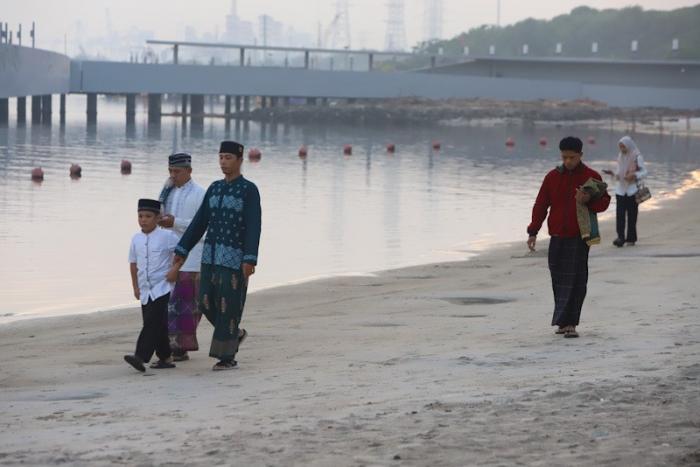 Ratusan jemaah melaksanakan salat Iduladha 1447 Hijriah di Pantai Lagoon, Ancol