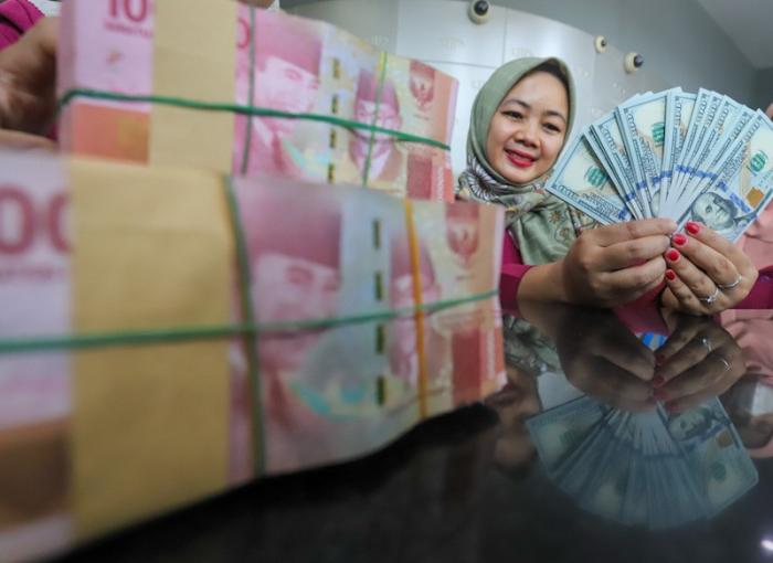 Nilai tukar Rupiah hari ini ditutup Rp18.049 per dolar AS