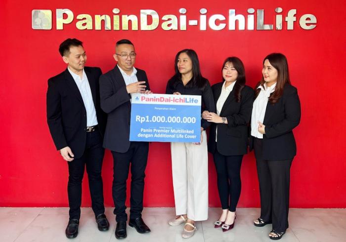 Panin Dai-ichi Life menyerahkan manfaat klaim asuransi jiwa sebesar Rp1 miliar kepada perwakilan ahli waris nasabah di Medan