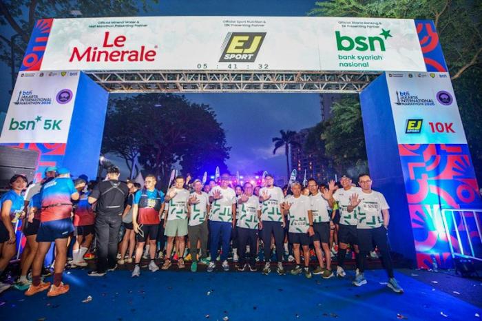 Antusiasme ribuan peserta yang memadati kategori BSN 5K pada BTN Jakarta International Marathon 2026