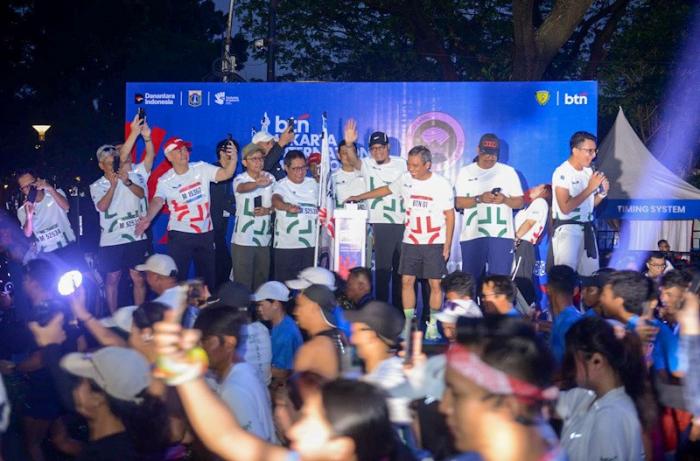 Antusiasme ribuan peserta yang memadati kategori BSN 5K pada BTN Jakarta International Marathon 2026