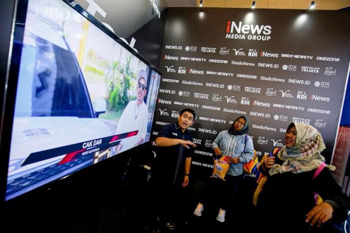 Booth iNews Media Group (IMG) menjadi salah satu daya tarik dalam gelaran Jakarta Fair 2026