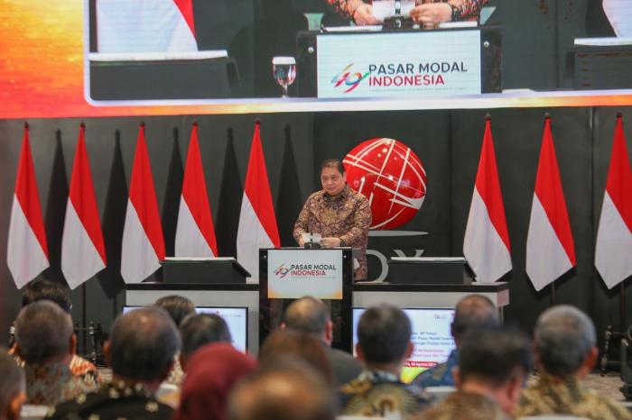 Menteri Koordinator (Menko) Bidang Perekonomian Airlangga Hartarto memberikan sambutan dalam acara peringatan 49 tahun diaktifkannya kembali perdagangan saham